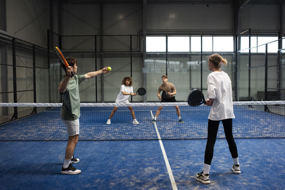 grupo de amigos a punto de disputar un partido de padel
