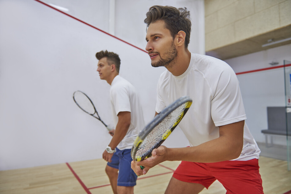 pareja de amigos a punto de recibir durante un partido de padel