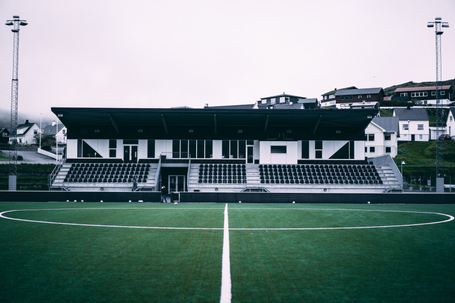 fotografía de una cancha de futbol con vista a las gradas en un dia nublado