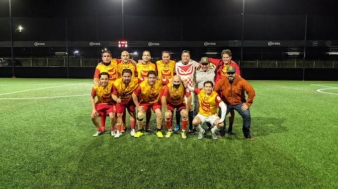 grupo de futbol posando para foto en una cancha de futbol dentro del club deportivo Altium Sports