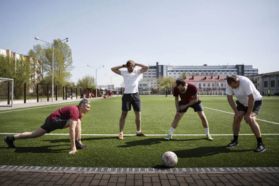 trabajadores calentando antes de disputar un partido de futbol empresarial