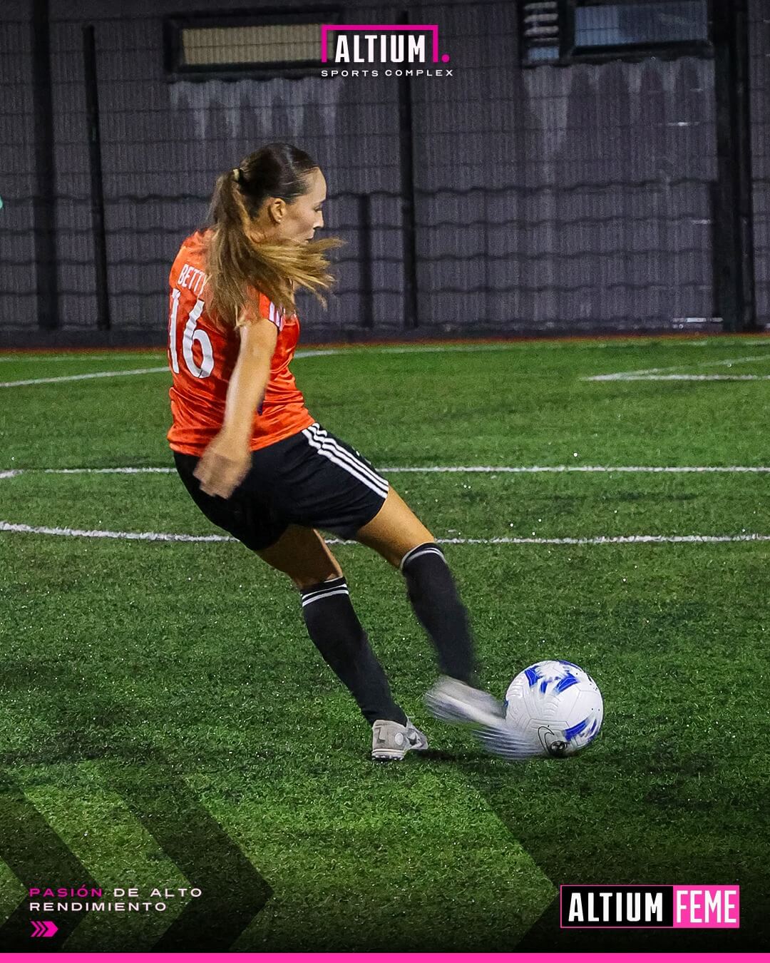 Jugadora en cancha de fútbol femenil durante torneo en club deportivo de Zapopan