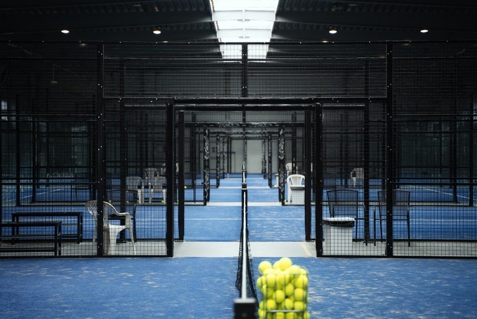 Diferencias entre una cancha de pádel indoor y outdoor
