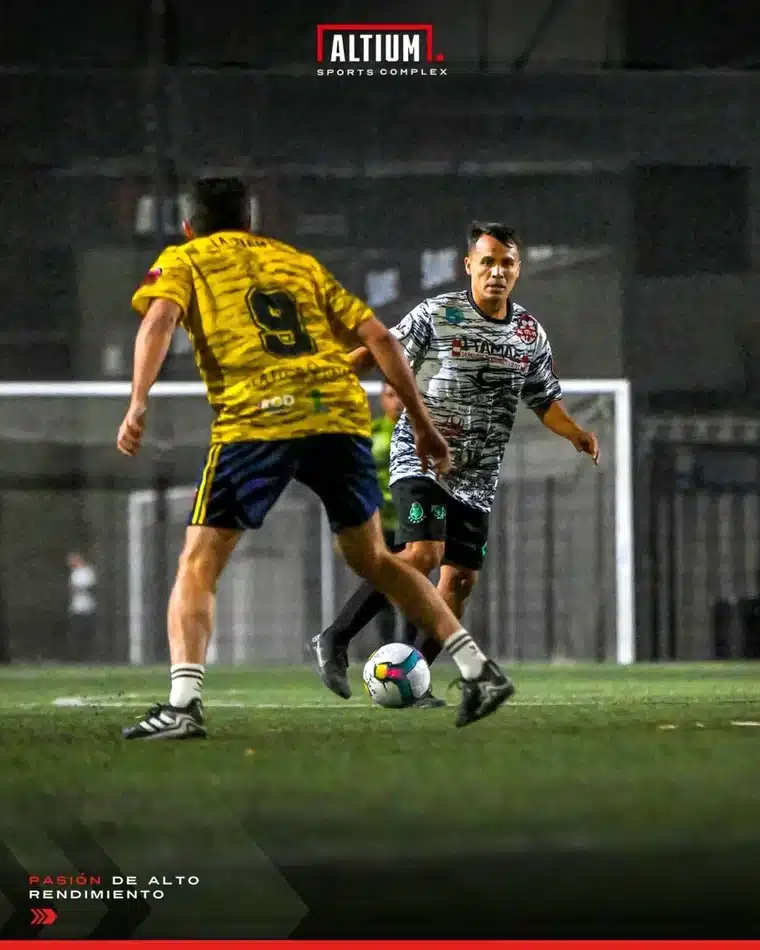 canchas-de-futbol-en-zapopan-partido-nocturno-torneo Jugadores disputando un partido nocturno en canchas de futbol en Zapopan durante un torneo empresarial