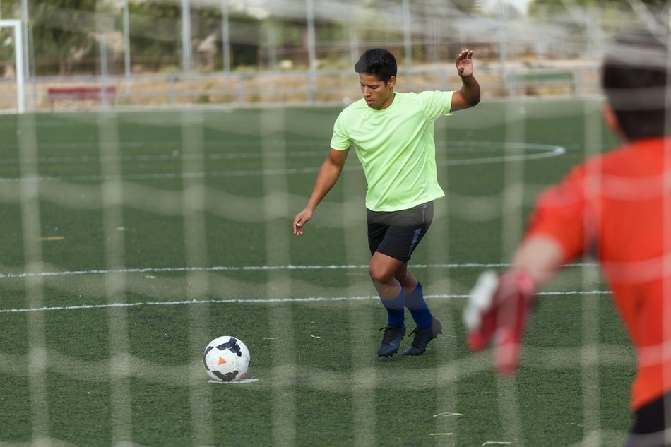 persona a punto de dar un tiro a portería durante juego de futbol 7